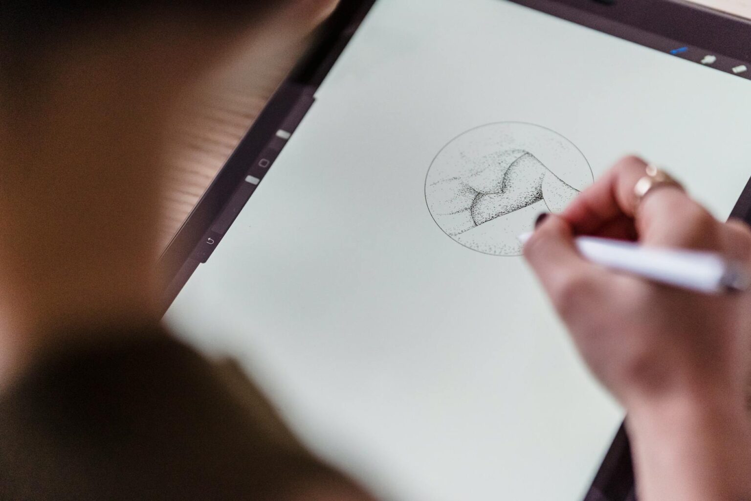 Digital tablet with stylus pen for note-taking on modern desk