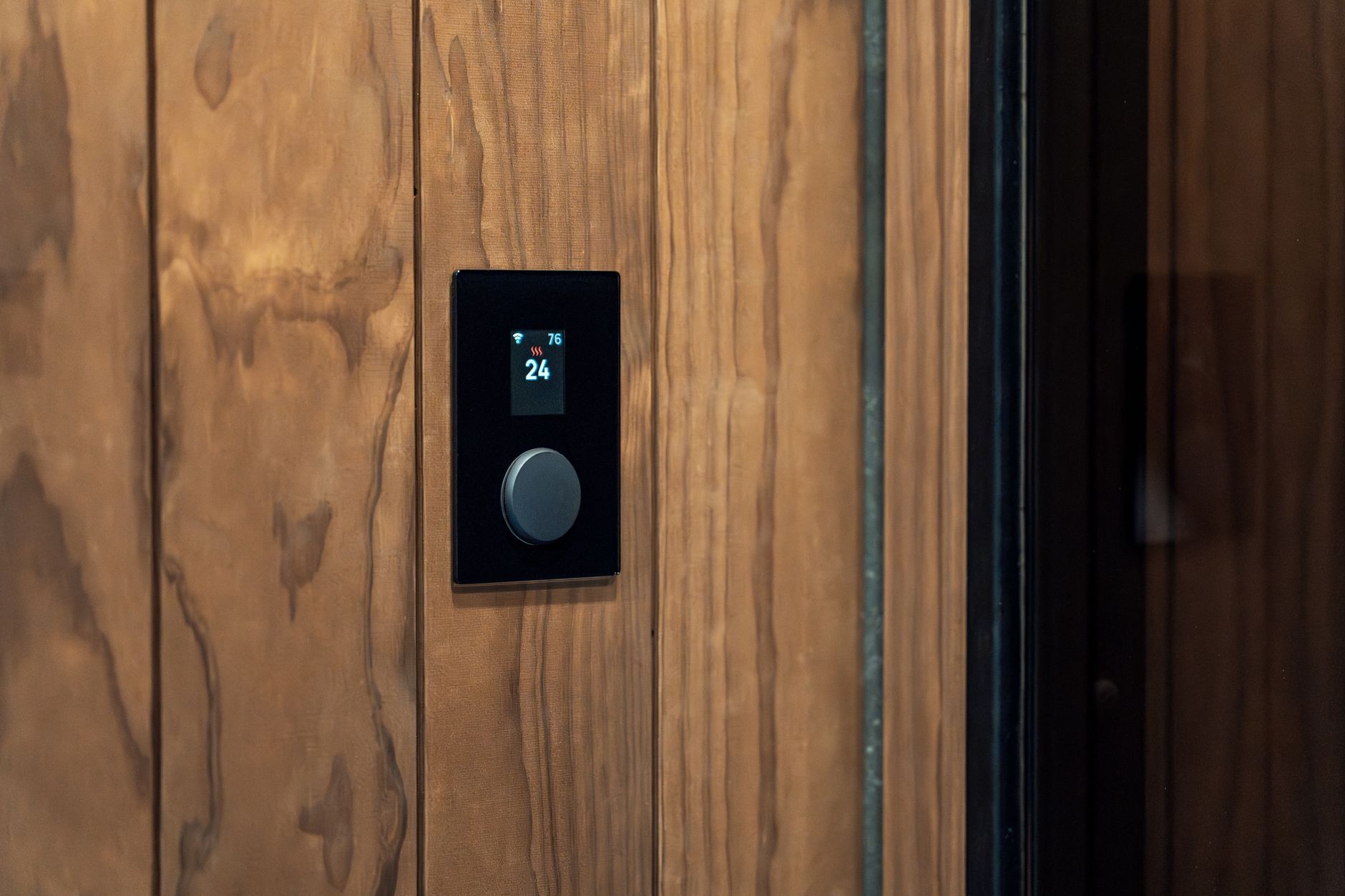 Smart home thermostat device representing household participation in virtual power plant programs
