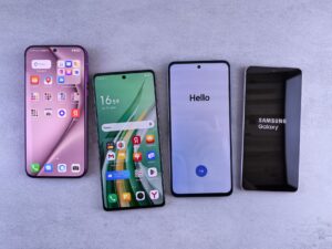 Close-up of a foldable smartphone screen showing a crease along the fold line